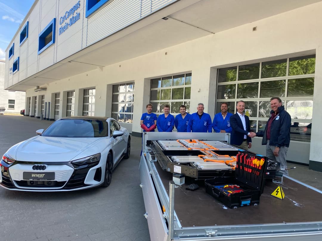 Übergabe der Hochvoltbatterie an die Landesfachschule des Kfz-Gewerbes Hesse