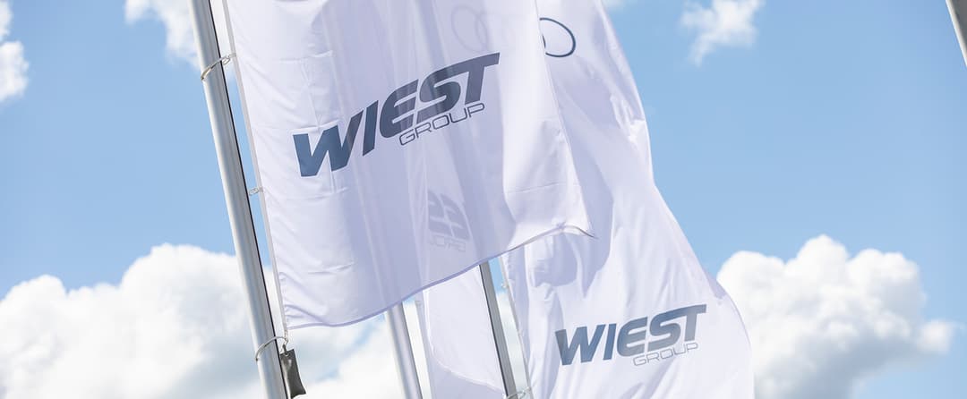 Nahaufnahme von weißen Wiest Group Fahnen